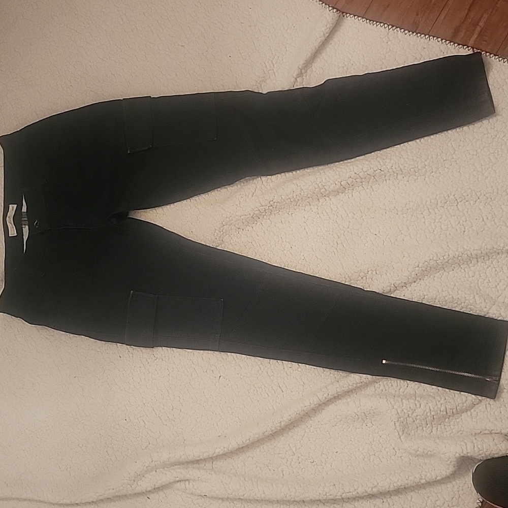 Good condition levis cargo skinny jeans